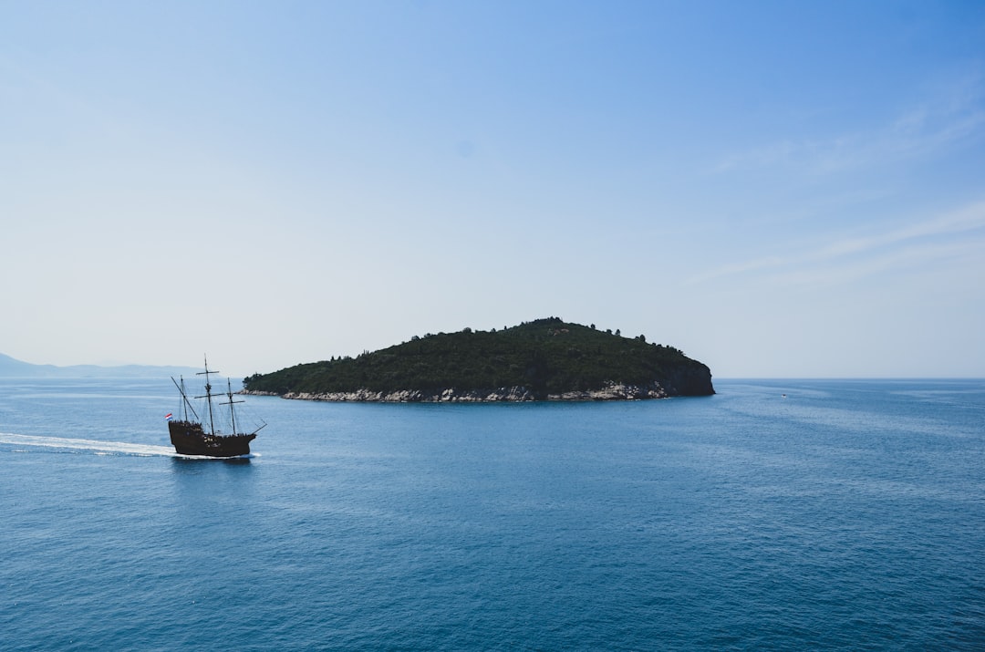 Photo Boat on water