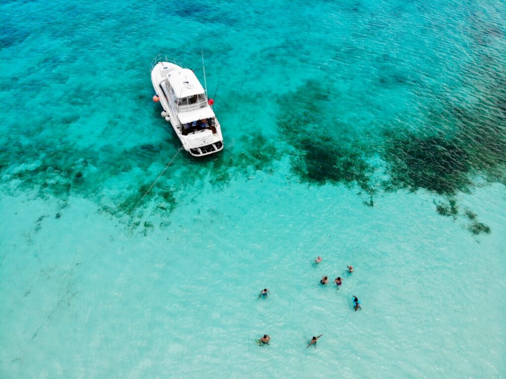 Photo Boat on water